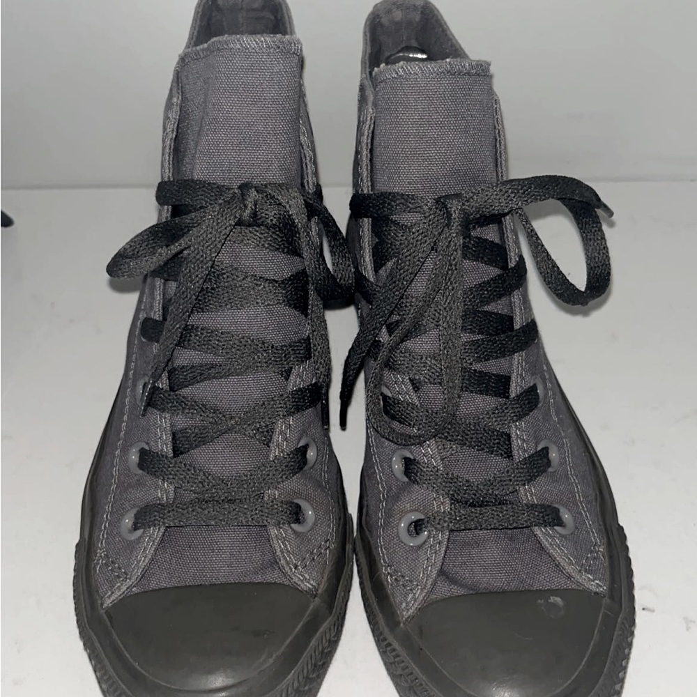 Women’s Gray Converse sneakers size 8/ Men’s size 6